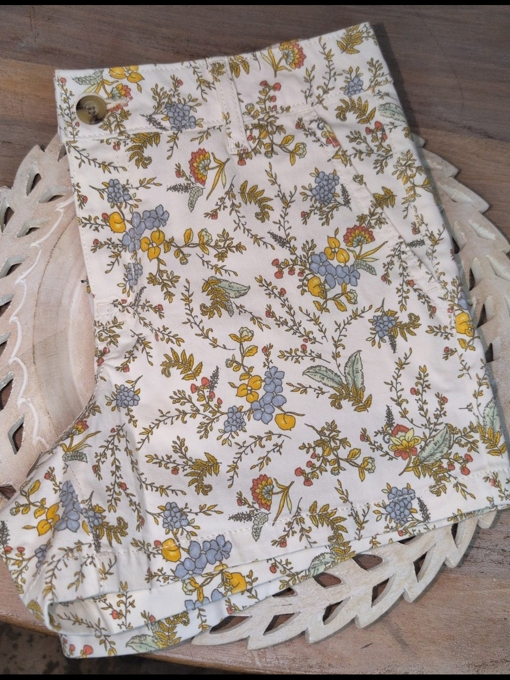 Ana Mid-Rise Twill Short White with Floral 3.5  Inseam XS